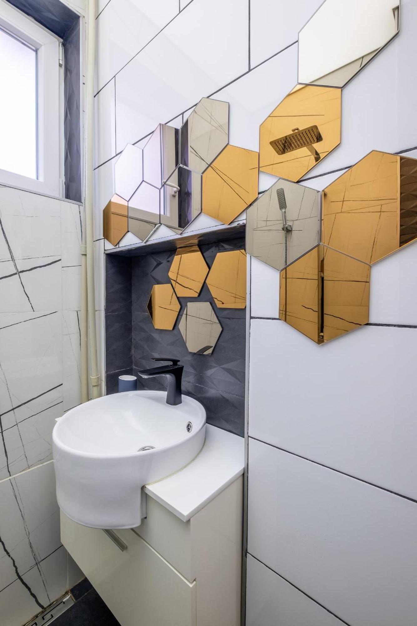Modern , Spacious 2Br Apartment In Top Center София Экстерьер фото